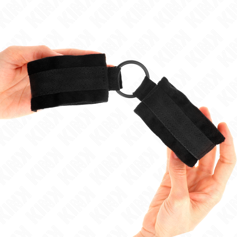 Kink Wrist Restraint Kink - Beginner Fur Hand Cuffs 25 Cm With O-Ring 4 Cm Black Adjustable 15-25 Cm