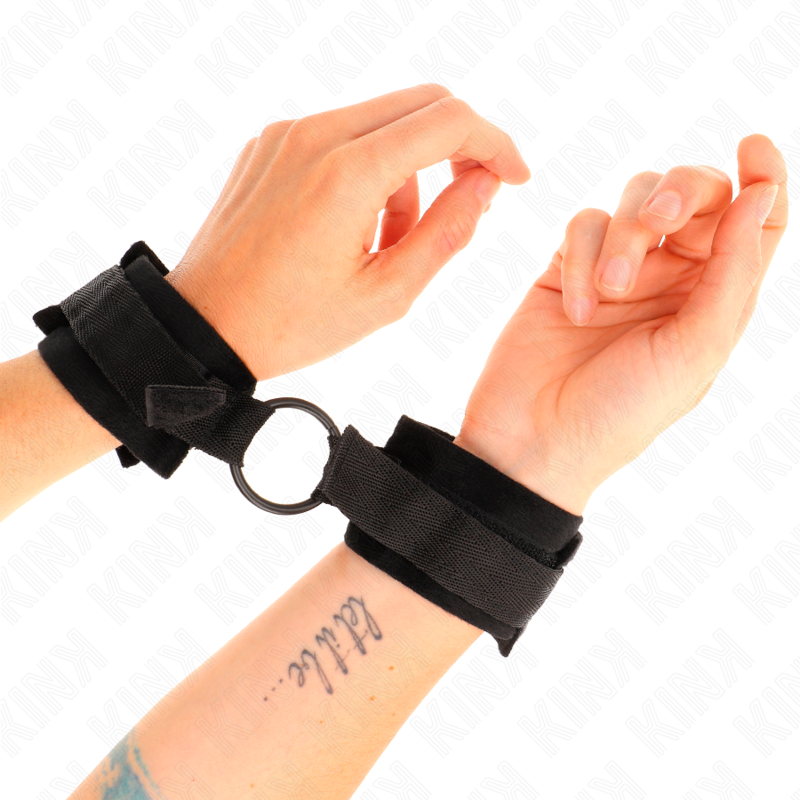 Kink Wrist Restraint Kink - Beginner Fur Hand Cuffs 25 Cm With O-Ring 4 Cm Black Adjustable 15-25 Cm